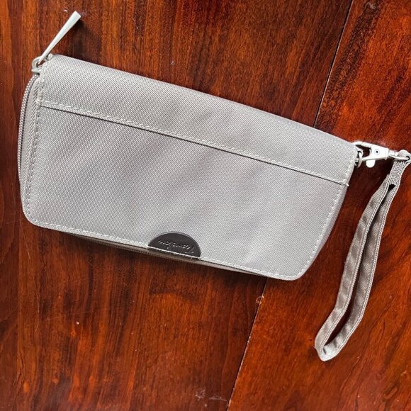 Travelon Wristlet Wallet Large Capacity With Zipper Closure & Multiple Card Slot - Picture 1 of 5